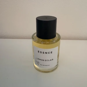 ESSNCE Lemon Eclair Eau de Parfum - Jag har använt den ett fåtal gånger och den luktar väldigt gott men passar inte riktigt mig. 