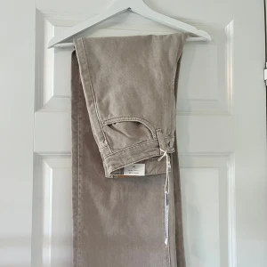 Perfect wide jeans från Gina Tricot - Snygga beige jeans från Gina Tricot. Perfekt baggy och passar till vardag men även till fest med ett par snygga klackar