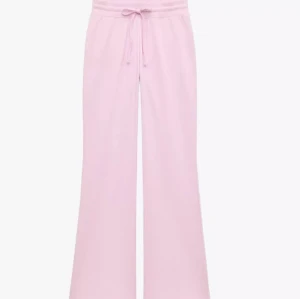 Lågmidjade mjukisbyxor  - Supermjuka ljusrosa mjukisbyxor med breda ben från Zara och dragsko i midjan. Perfekta för chill dagar eller när du vill vara extra bekväm. Snygg loose fit och enkel design som passar till allt. Långa på mig som är 173!!🌸