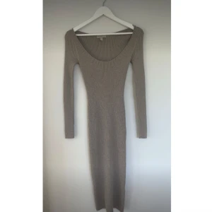 Stickadklänning - Jag säljer denna super mysiga höstklänning från H&M i storlek Xs. Är använd några gånger och har blivit lite nopprig🍂