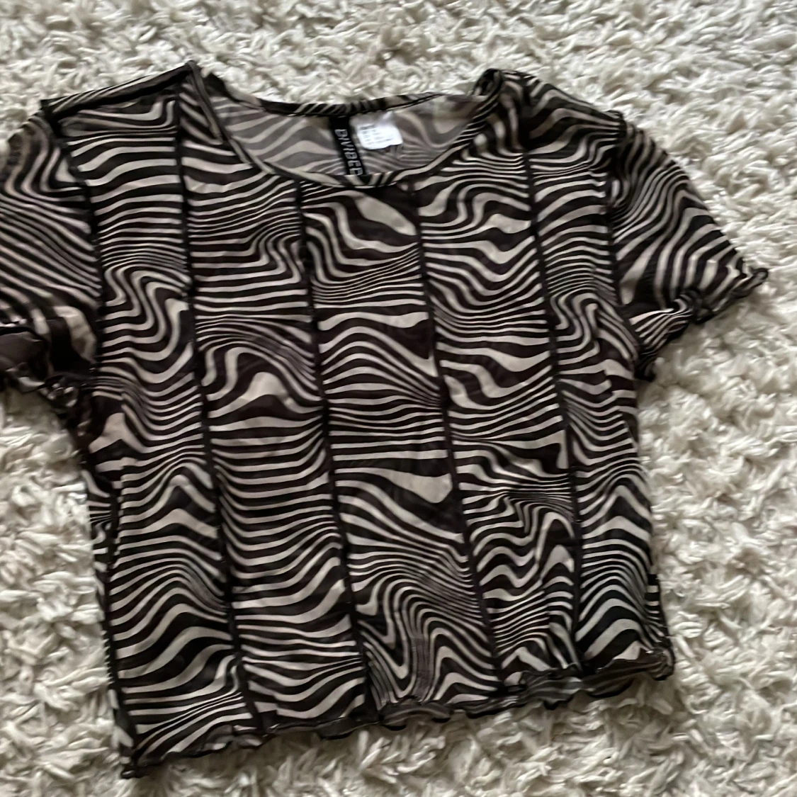 Brun zebramönstrad mesh topp från Divided XS