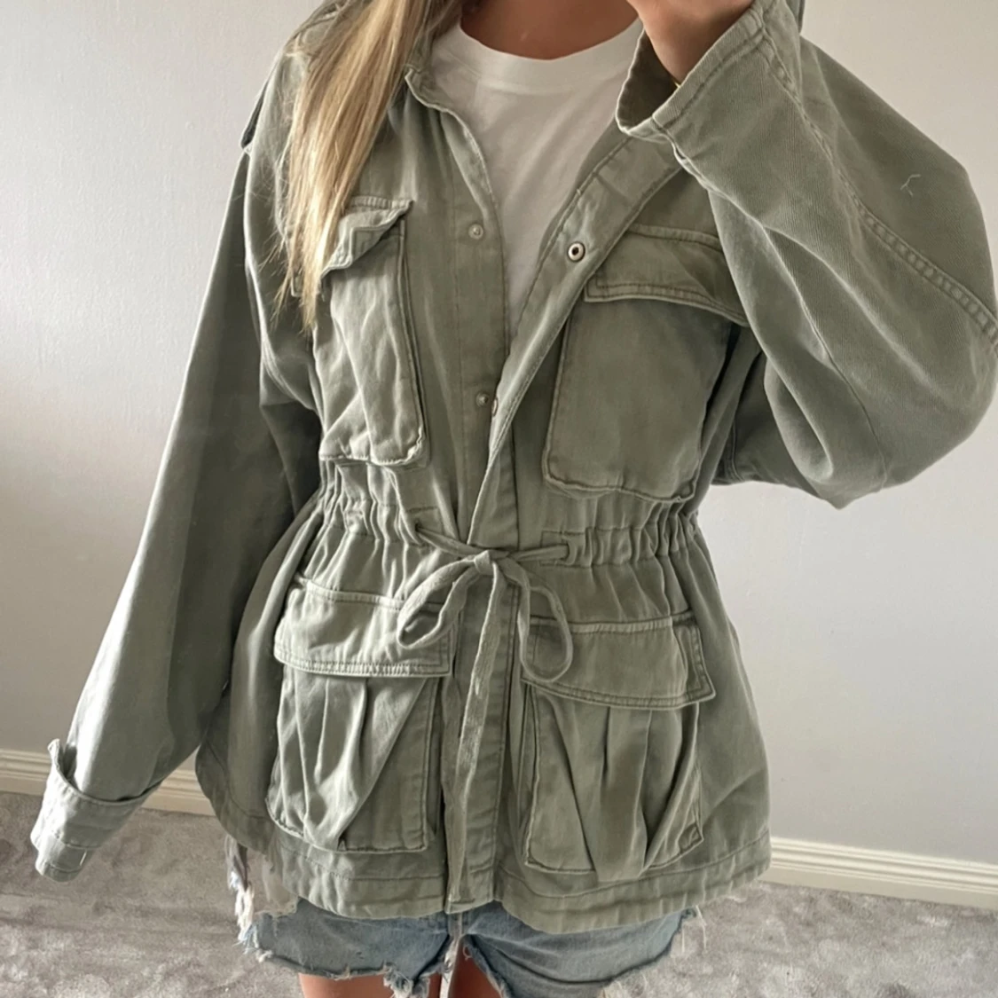 Grön jeansjacka med snörning i midjan - 2