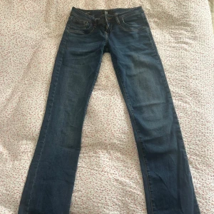LTB bootcut jeans mörk blå 26/34 - Snygga blå bootcut jeans från LTB i modellen Valerie. Jeansen har låg midja, klassisk femficksdesign och coola kontrastsömmar. Passar perfekt om du är lite längre. Jag säljer jeansen då de tyvärr är för små för mig…💗💕