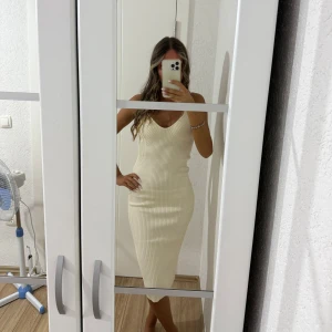 Stickad klänning - Jättefin stickad klänning ifrån Gina tricot, aldrig kommit till användning