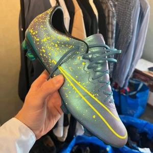 Nike mercurial Vapor 10 FG - Eftertraktade modellen Vapor 10 FG i storlek 42 i princip i nyskick, använda ett fåtal gånger, köpta på classic boots matter för 3700 sek för 3 år sedan och priset går bara upp med tiden, og insoles och i princip i nyskick, la av med fotbollen en månad efter köpte dem