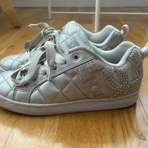 Unika DC skor  - Säljer nu mina unika och jättesnygga DC skor. Jätte fint skick förutom på en sida (bild 4). Lite smuts i tyget men det är inget som förstört skorna, går förmodligen att få bort men det är inget jag försökt göra eftersom det funkar ändå. Storlek 38, 24 cm 💗