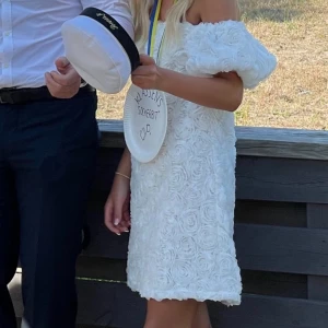 Ida Sjöstedt klänning  - Säljer denna otroligt unika och fina Ida Sjöstedt klänningen!! Så otroligt vackert med de fina rosorna 😍 endast använd på min student i år. Köpt för 4000kr - säljer för 2000
