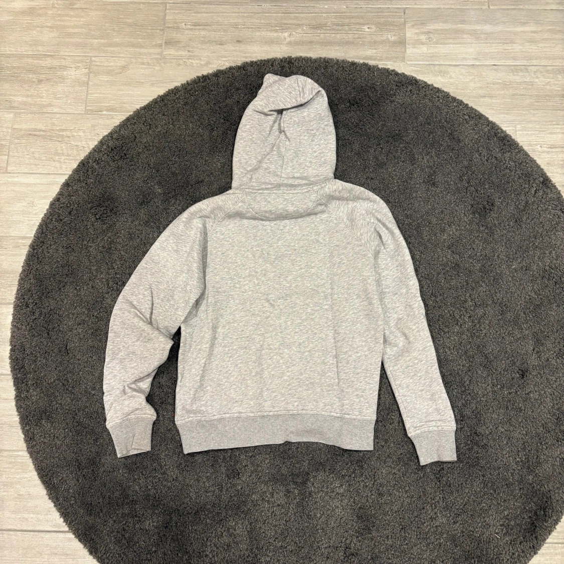 Grå hoodie från GANT med broderad logga - 1