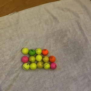 Färgade golfbollar - .14 färgade golfbollar märken från Wilson staff, Wilson, titlest, briogeston, spalding och pinnacale 