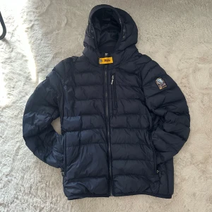 Parajumpers Jacka  - 💙Moncler Maya Jacka.  💰Pris 949kr 📌Skick 9/10 📏Storlek M 📬Fraktas någon timme efter köp. 🕺🏼Jag är 176cm lång och passar perfekt.