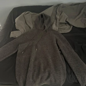 Mörkgrå Kashmere - En riktigt snygg Kashmere hoodie som är helt ny skick: 10/10. Den är slim i storleken så att bältet ska kunna synas, 