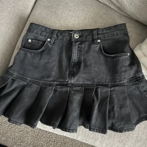 Minikjol denim svart  - Snygg svart kort jeanskjol med volangkant nertill aldrig andvänd men SKITFIN