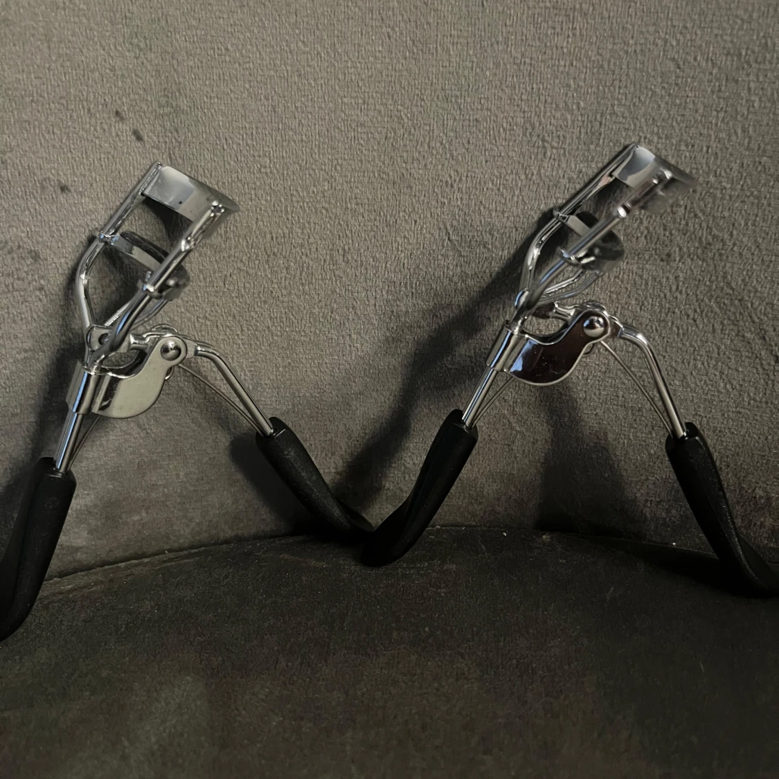 Två ögonfransböjare i metall - 2