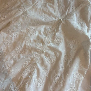 Blus  - Säljer en vit blus från shein som inte kommer till användning. Den är endast testad och sedan dess hängt i garderoben.