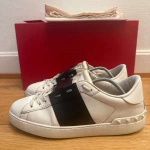 Valentino open sneakers - Säljer nu dessa fina valentino open skor | Fint skick | Storlek 40 | Kommer med box,dustbag,valentino kort och kvitto | Hör gärna av er vid frågor eller funderingar 