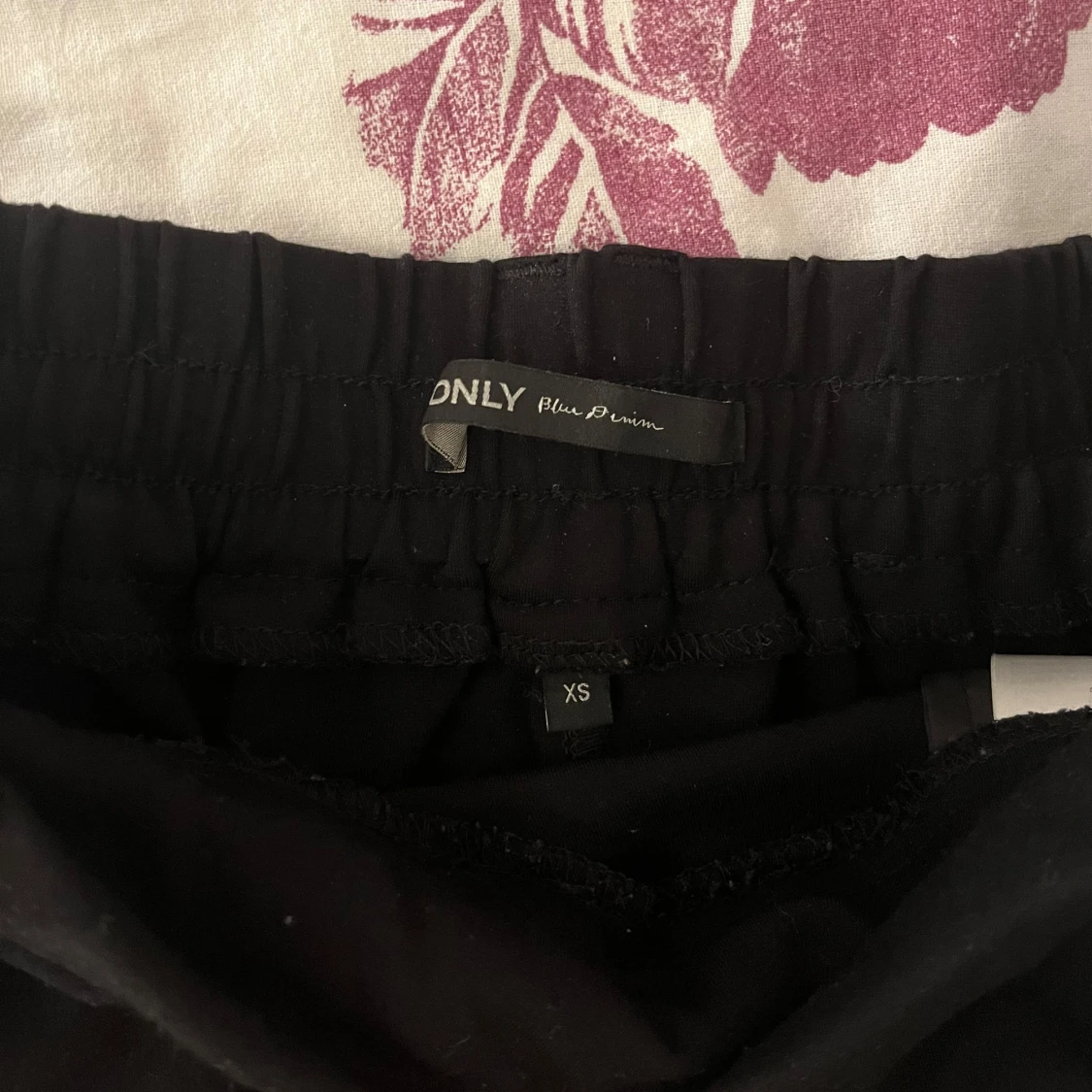 Svart kortkjol från ONLY - 2