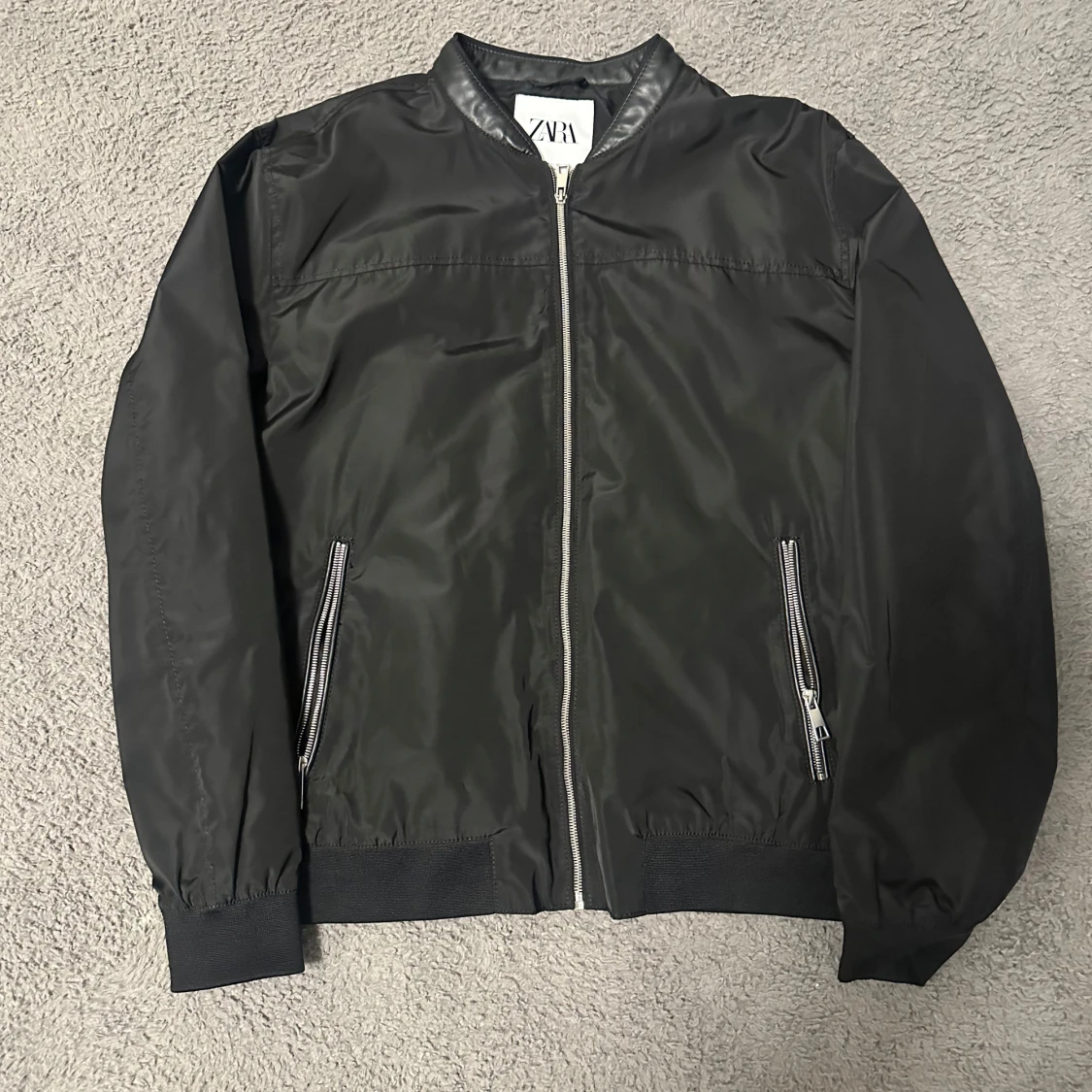 Svart bomberjacka från Zara