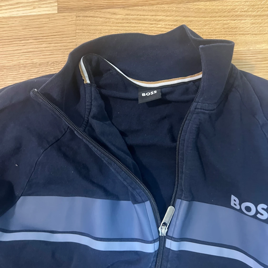 Mörkblå zipjacka från BOSS