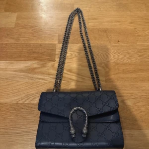 Mini dionysus väska - En fin marinblå väska med röd suede interiör använts en gång köptes utomlands för ett tag sen för 2000kr säljer för 1000kr