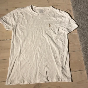 Ralph lauren t-shirt - Riktigt fet T-shirt från Polo Ralph lauren. Tröjan är i storlek XS men passar ändå S ganska bra. Vid några frågor är det bara att komma till dm. Priset är ej hugget i sten.