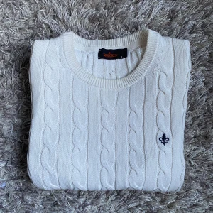 Vit kabelstickad tröja från Morris !Helt Ny! - Helt ny! Vit kabelstickad tröja från Morris. Tröjan har lång ärm och ribbade muddar vid ärmslut och nederkant. Perfekt för dig som gillar klassisk och stilren look. pris kan diskuteras!