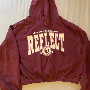 Två tröjor med en kofta. Varje plagg kostar 60 kronor. - Tröjor och en kofta som funkar för 10-12 åringar.