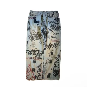 Graffiti-inspirerade jeans Skate Fit - Unika ljusblå jeans med graffiti- och flames-print i svart och rött. Modellen är Skate Fit med loose passform och raka ben. Jeansen har klassiska fem fickor och cool streetstyle-vibe. Perfekta för dig som vill sticka ut med din outfit. 🦇