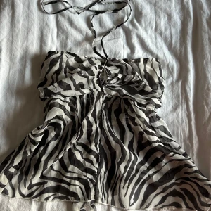 Zebra topp  - Super söt zebra topp med band runt nacken och stechig material baktill, har sytt in där bak men inget som syns på