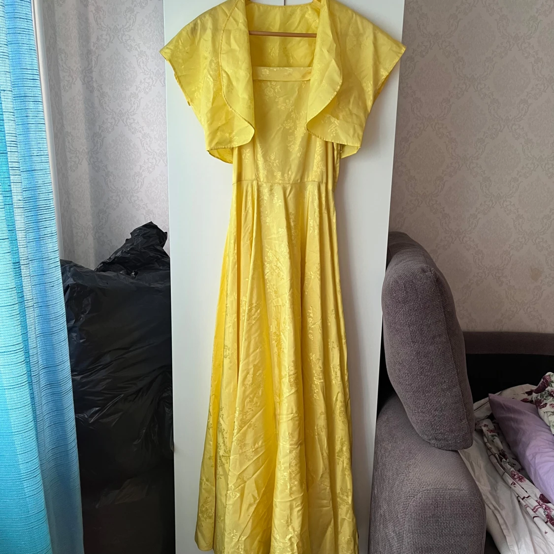 Gul långklänning med blommönster - 1