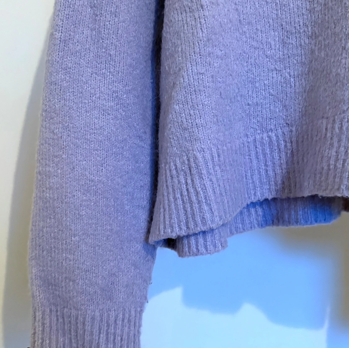 Ljuslila stickad tröja med hög krage - 2