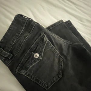Mörk gråa low waist jeans - Säljer dessa mörk gråa låg midjade jeansen,bra skick men säljer eftersom dom börjar bli förkorta.dom är i storlek 164 från Gina Young 