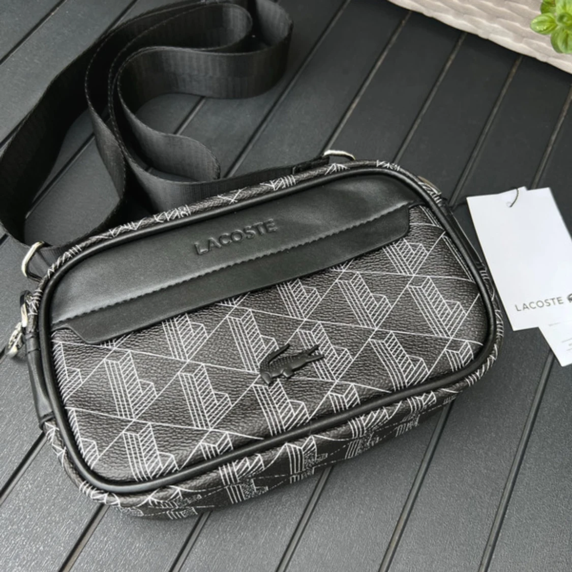 Svart axelväska från Lacoste med mönster - 2