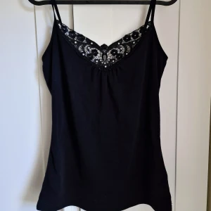 Svart linne med strass - Supersnyggt svart spetslinne! Passar S/M