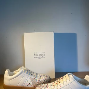 Maison Margiela paint splash  - Dom är aldrig använda helt nya har box dom är äkta ett par riktigt snygga skor för back to school 