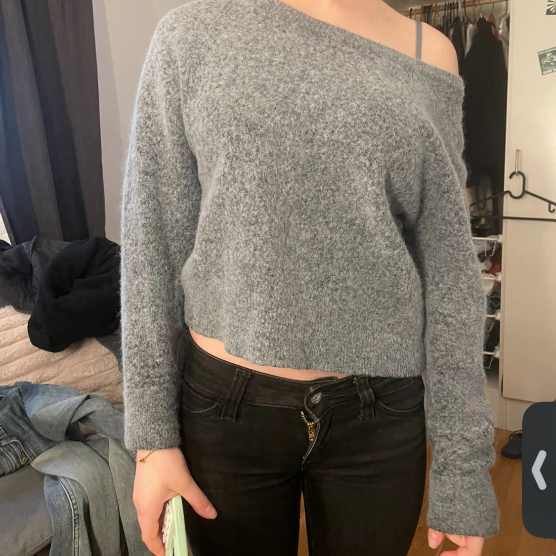 Grå offshoulder stickad tröja