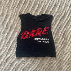 Avklippt linne DARE - Snyggt avklippt linne med dare-loggan ❤️ Storlek S