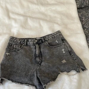 Gråa jeansshorts från Zara - Snygga gråa jeansshorts från Zara med slitna detaljer