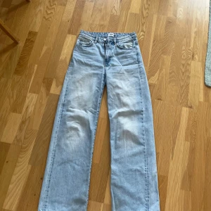 Baggy jeans - Baggy jeans med mid/high waist. Använda men i ett bra skick. Lite skavda längst ner. Därav det låga priset.