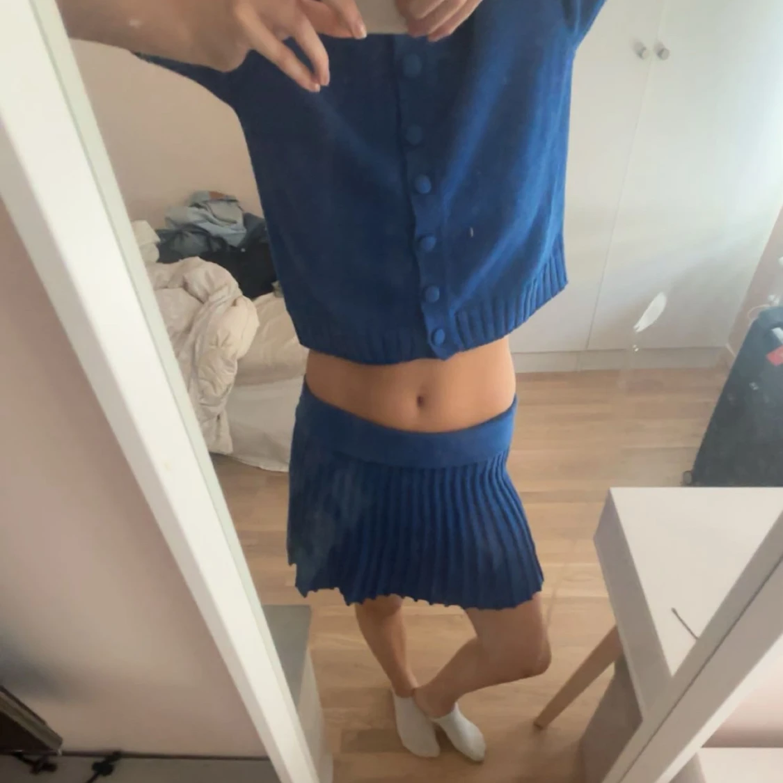 Blå plisserad stickad kortkjol - 1