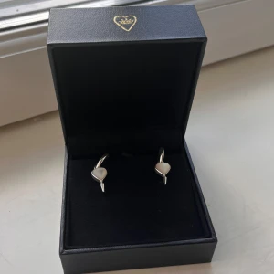 Maria nilsdotter single love earrings - Hjälper min syster sälja hennes Maria Nilsdotter örhängen, nypris 4990kr för paret! Fint skick, lådor medföljer och säljer bara i par, inte separat. Hon möts endast upp!!❤️