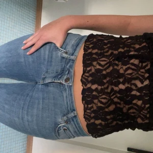 Low waist bootcut jeans - Jeans från zara i modellen ”low waist bootcut” som inte längre säljs. De är i storlek 34 men stretchiga material så passar även 36. Innerbenslängden är 81cm.