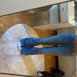 Blå bootcut jeans med låg midja - Blåa bootcut jeans med låg midja och en elegant knapp. Går inte att köpa längre. Storlek 36.❤️