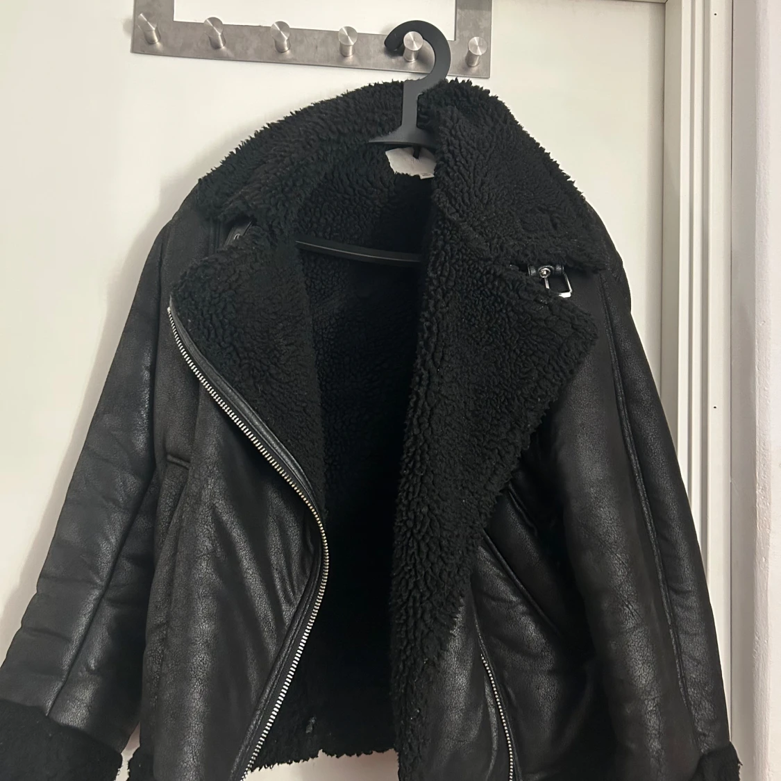Svart teddyjacka med skinnlook - 2