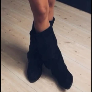 Svarta mocka boots  - POSTAR IDAG VID SNABBT KÖP💕  Snygga svarta boots i mocka med spetsig tå och slouchy skaft. Perfekta för dig som vill ha en trendig och stilren look. Skorna har platt sula och för mig var dom tyvärr för små därför jag säljer dom❤️endast testade 