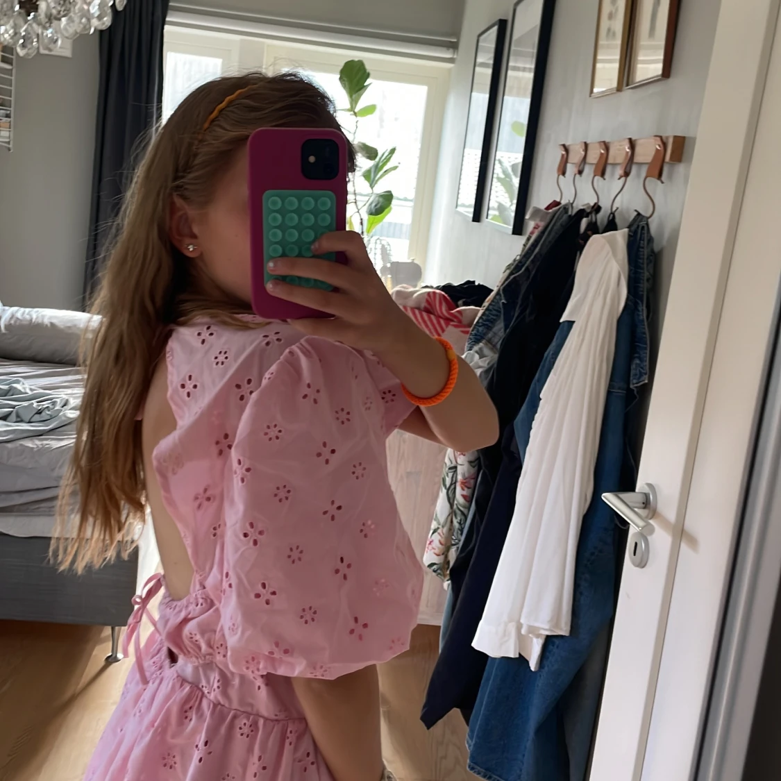 Söt rosa kortklänning med puffärm - 1