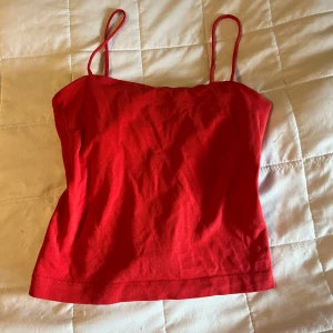 Rött linne  - Säljer detta röda linnet från Gina tricot. Storlek xxs men lappen är bortklippt