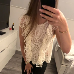 Spetstopp Zara  - Superfin spetstopp från Zara som inte säljs längre. Den är i mycket bra skick och endast använd ett par gånger. 