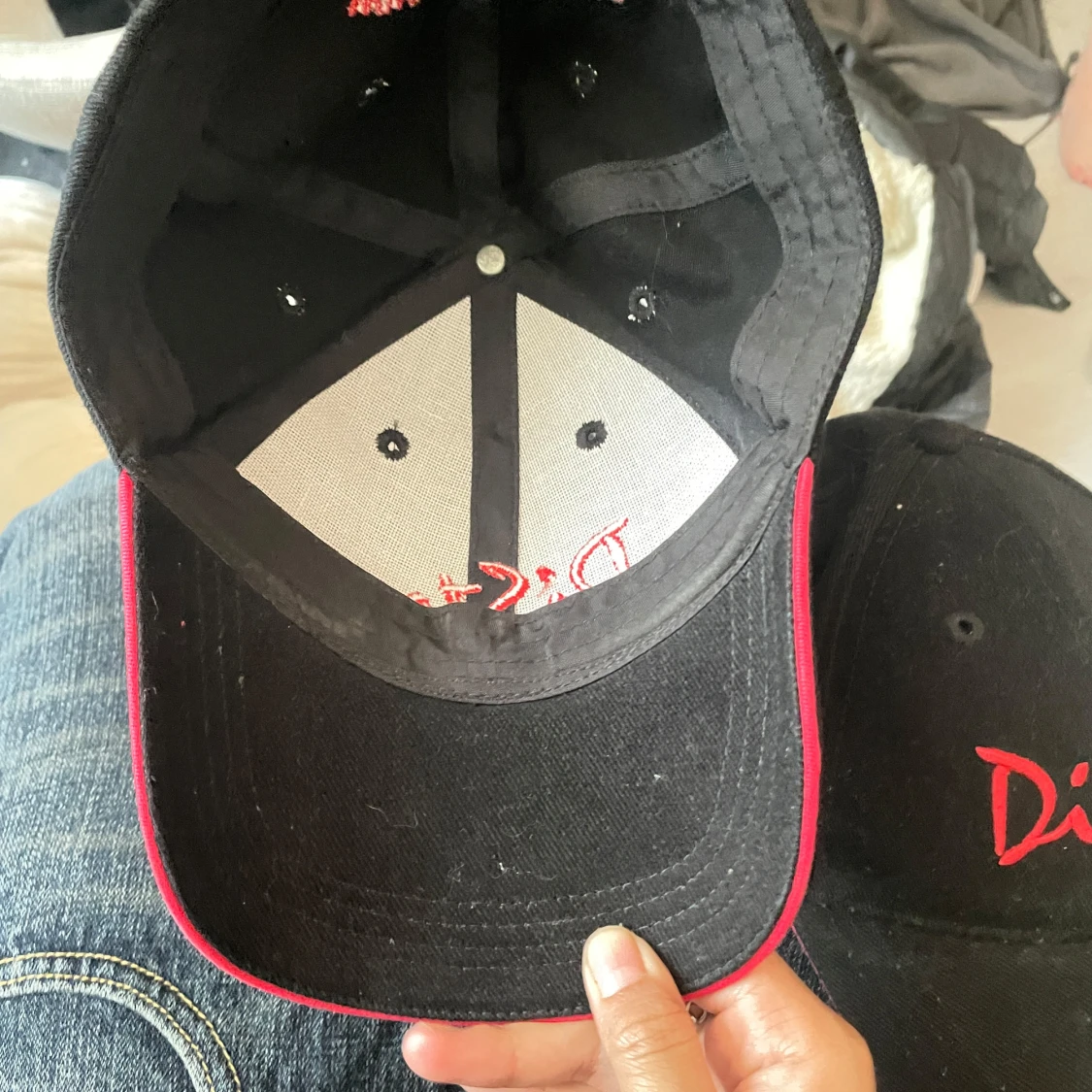 Svart keps med röd DiStra-brodyr - 3