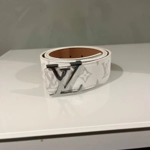 Vitt bälte  - Fint vitt läder bälte i strl 110cm 