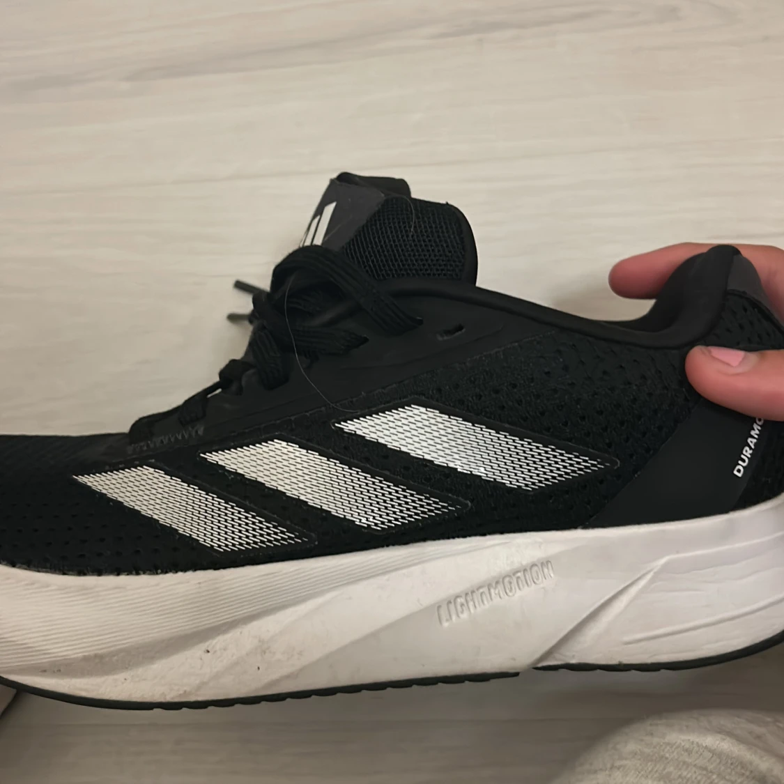 Svarta Adidas sneakers med vit sula - 2